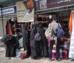 استقبال زائران اربعین از محصولات صنایع‌دستی در پایانه برکت مرز مهران