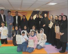 نشان نقره هدهد سفید بر گردن داوران برتر