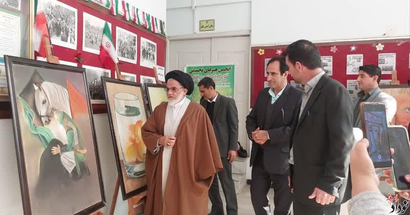 حضور مریم بالوی فیلی خبرنگار نودادامروز در افتتاحیه نمایشگاه طراحی و نقاشی روزهای انقلاب در دهلران حضور مریم بالوی فیلی خبرنگار نودادامروز در افتتاحیه نمایشگاه طراحی و نقاشی روزهای انقلاب در دهلران