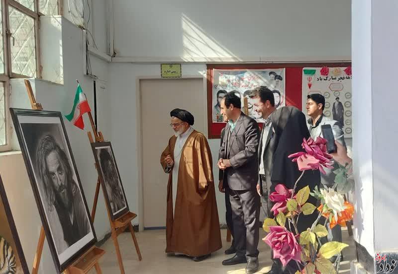 حضور مریم بالوی فیلی خبرنگار نودادامروز در افتتاحیه نمایشگاه طراحی و نقاشی روزهای انقلاب در دهلران حضور مریم بالوی فیلی خبرنگار نودادامروز در افتتاحیه نمایشگاه طراحی و نقاشی روزهای انقلاب در دهلران