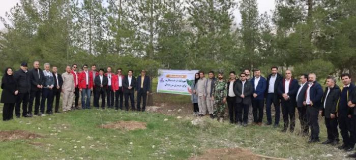 کاشت ۳۰۰ اصله نهال مثمر و غیر مثمر در پالایشگاه گاز ایلام