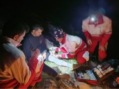 عملیات ۷ ساعته برای نجات ۲ فرد گیر افتاده در ارتفاعات روستای کلم شهرستان بدره توسط نجاتگران هلال احمر