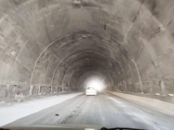 عملیات اجرای شبکه برق و روشنایی تونل کبیرکوه در حال انجام است