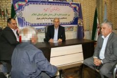 پاسخگویی مدیرکل و مسئولین زندان‌های استان ایلام به مراجعین در میز خدمت