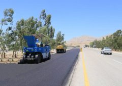 عملیات روکش آسفالت ۶ کیلومتر از محور مهران به دهلران آغاز شد