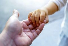 چهار کودک در ایلام به فرزند خواندگی سپرده شدند