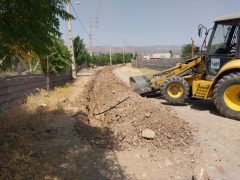 تقویت فشار شبکه توزیع آب روستای چشمه کبود با جابه‌جایی ۴۰۰ متر خط انتقال و قطع ۷ انشعاب غیرمجاز