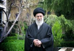 قطب‌ نما در دست مردم، سیاست در مسیر تولید