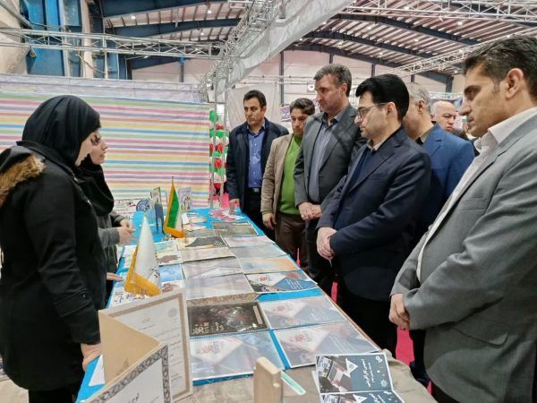 بازدید معاون اقتصادی استانداری ایلام از غرفه دانشگاه پیام نور در نمایشگاه «روستا آباد»