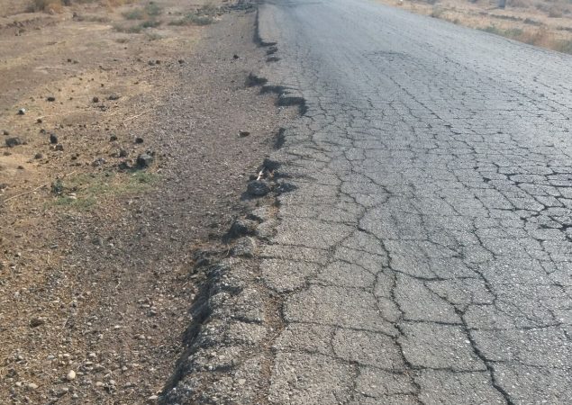 اضافه‌ بار کامیون‌ ها جان جاده‌ های ایلام را می‌ گیرد